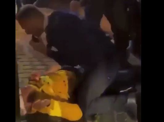 Βρυξέλλες: Βίντεο από την στιγμή που αστυνομικοί κάνουν ΚΑΡΠΑ σε τραυματία της τρομοκρατικής επίθεσης για να τον σώσουν