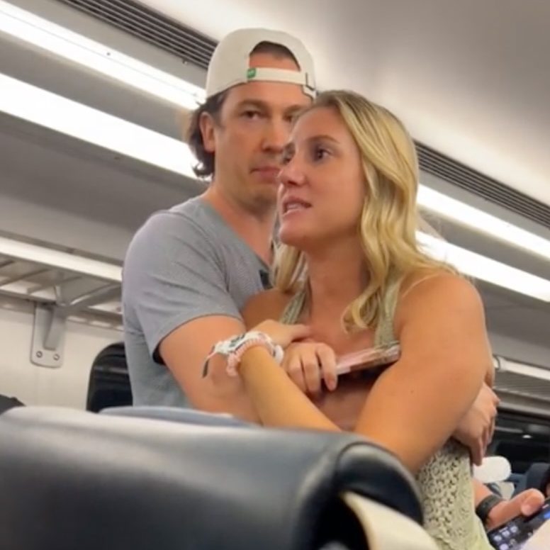 «Ελπίζω να απελαθείς» – Μαρτυρία για μισαλλόδοξο παραλήρημα από τη γυναίκα που επιτέθηκε σε Γερμανούς τουρίστες σε τρένο