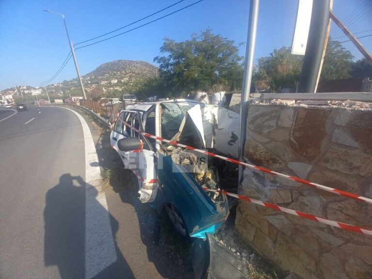 Τροχαίο στην Λεωφόρο Αθηνών – Σουνίου: Αυτοκίνητο «καρφώθηκε» σε τοίχο