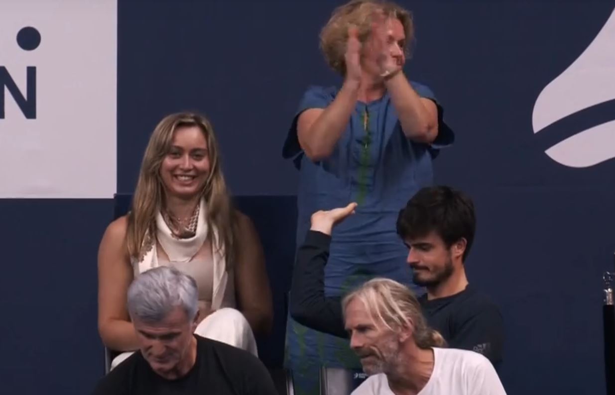 Στέφανος Τσιτσιπάς: Δίπλα του σε κάθε παιχνίδι η Πάουλα Μπαντόσα μαζί με την… μητέρα του – ΒΙΝΤΕΟ