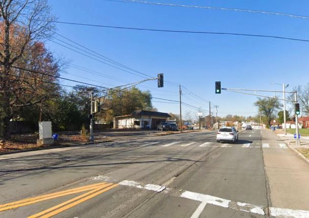 Γυναίκα συνελήφθη επειδή οδήγησε 11 χιλιόμετρα με τον άνδρα της στο καπό του αυτοκινήτου