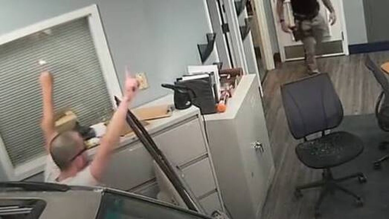 ΗΠΑ: «Μπούκαρε» με το αυτοκίνητό του σε αστυνομικό τμήμα και τραγουδούσε Guns Ν’ Roses – BINTEO