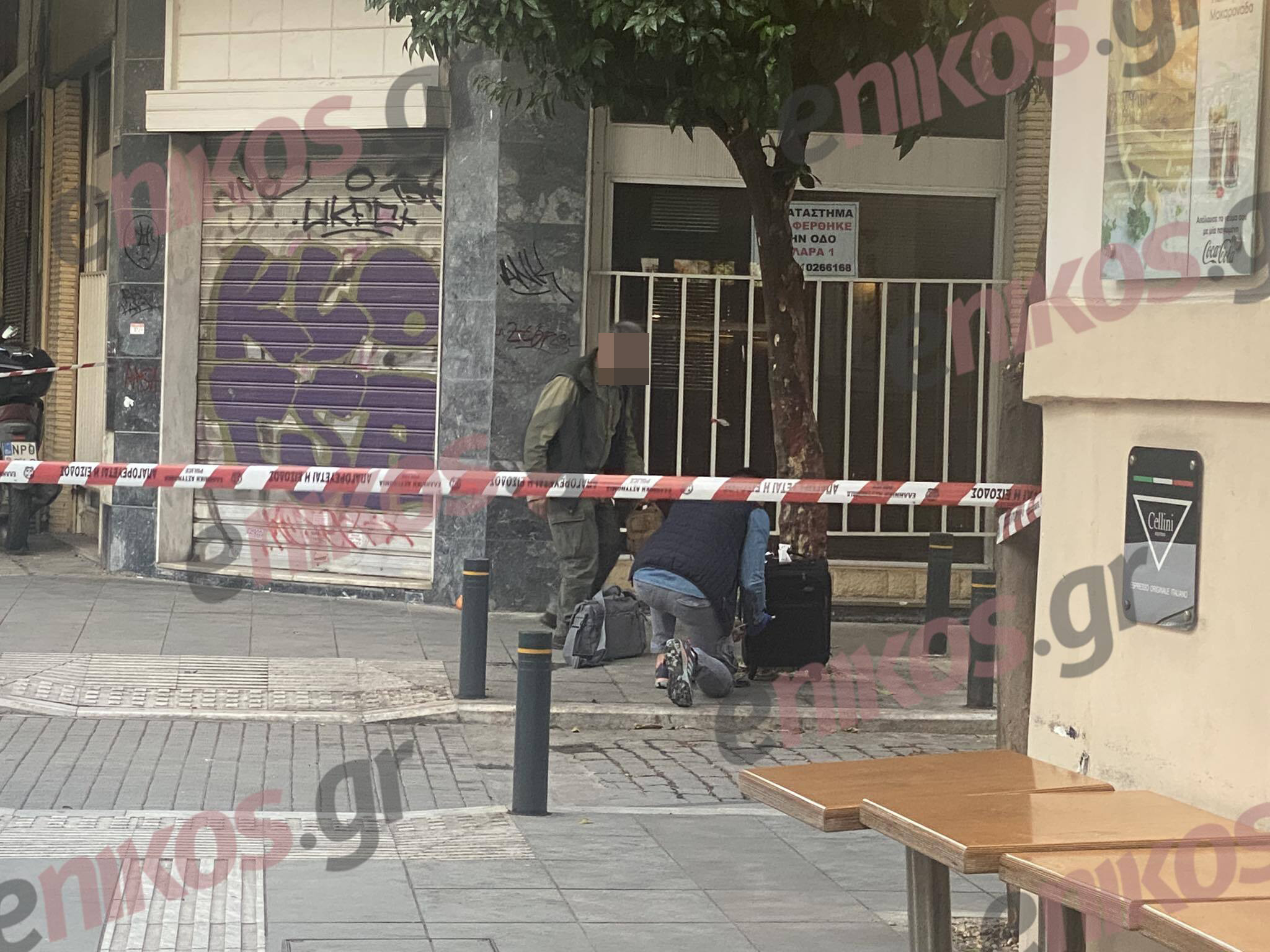 Λήξη συναγερμού στην Θεσσαλονίκη: H στιγμή που ανοίγουν την ύποπτη βαλίτσα έξω από το Εβραϊκό Μουσείο