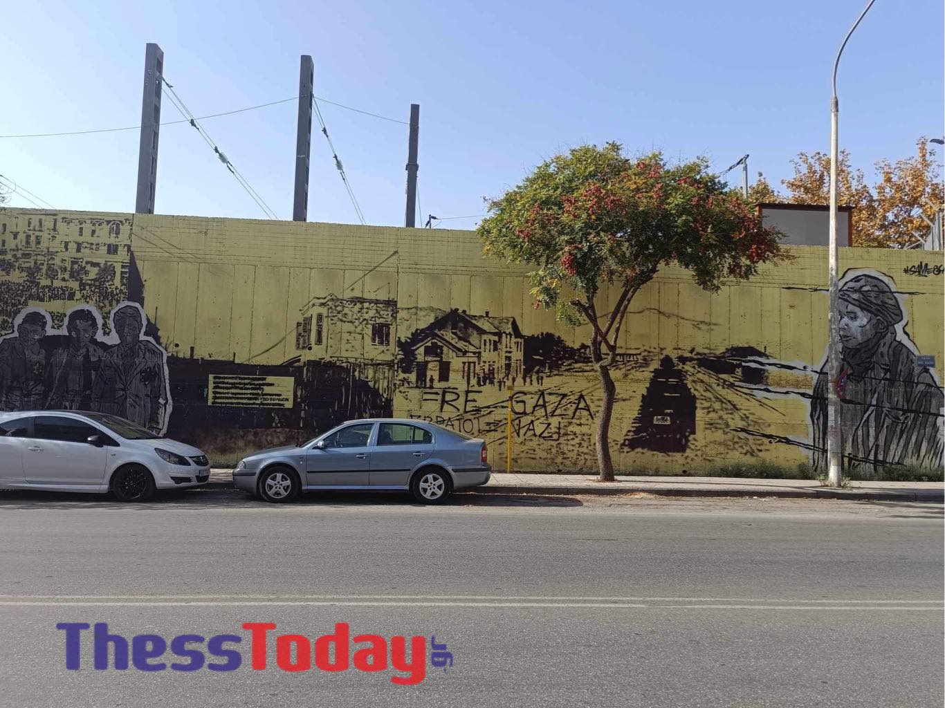 Θεσσαλονίκη: Βανδάλισαν το γκράφιτι για το Ολοκαύτωμα των Εβραίων στον ΟΣΕ – «Ελευθερία στη Γάζα» – ΦΩΤΟ