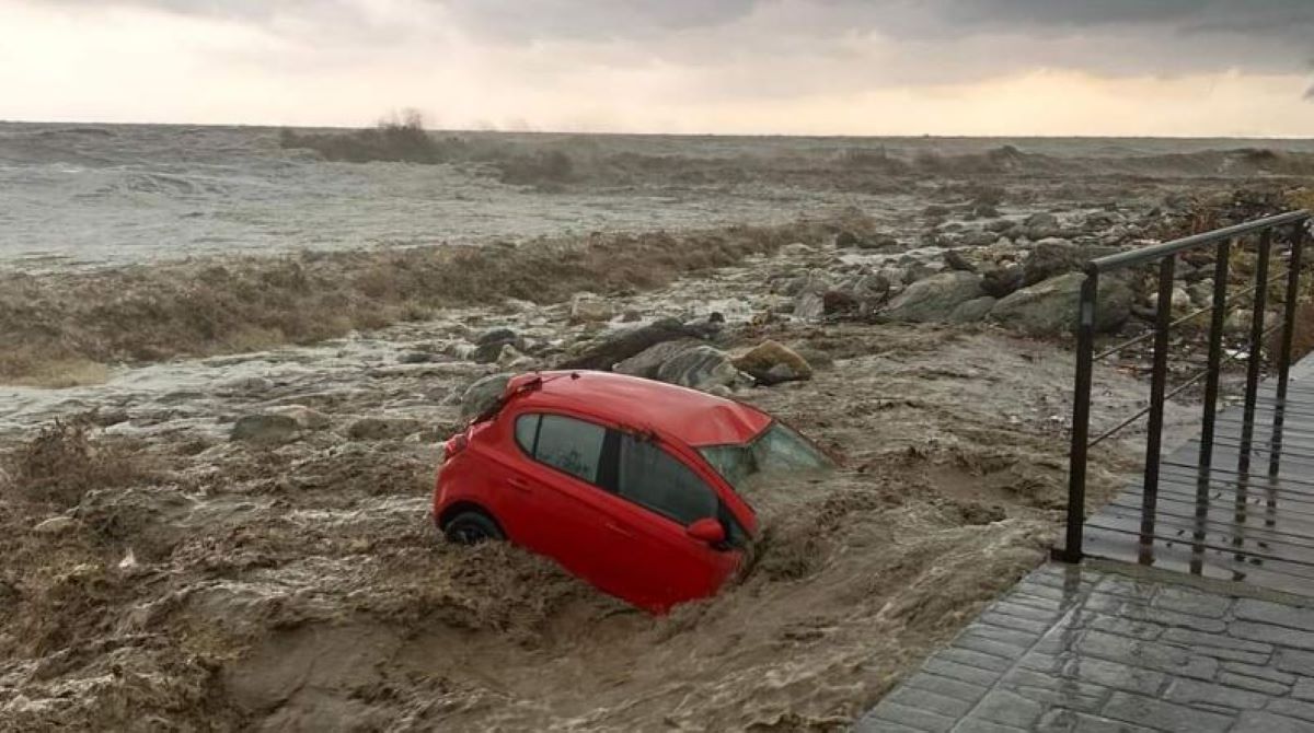 Βόλος: «Καθαρίζουν τα αυτοκίνητα από τις λάσπες υποστηρίζοντας ότι τα έχουν επισκευάσει» – Νέες καταγγελίες για απάτες σε βάρος πλημμυροπαθών