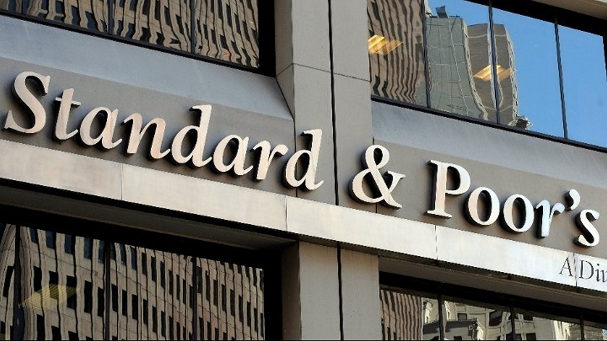Standard & Poors: Ο οίκος αξιολόγησης έδωσε την επενδυτική βαθμίδα στην Ελλάδα – Αναβάθμισε το αξιόχρεο σε ΒΒΒ- από ΒΒ+