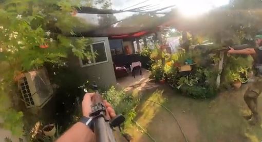 Πόλεμος στο Ισραήλ: Ανατριχιαστικό βίντεο – Η στιγμή που τρομοκράτης της Χαμάς πέφτει νεκρός σε κιμπούτς