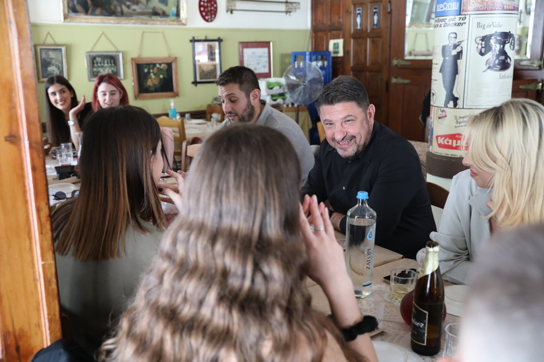 Σε ταβέρνα στη Δραπετσώνα με το επιτελείο του ο Νίκος Χαρδαλιάς