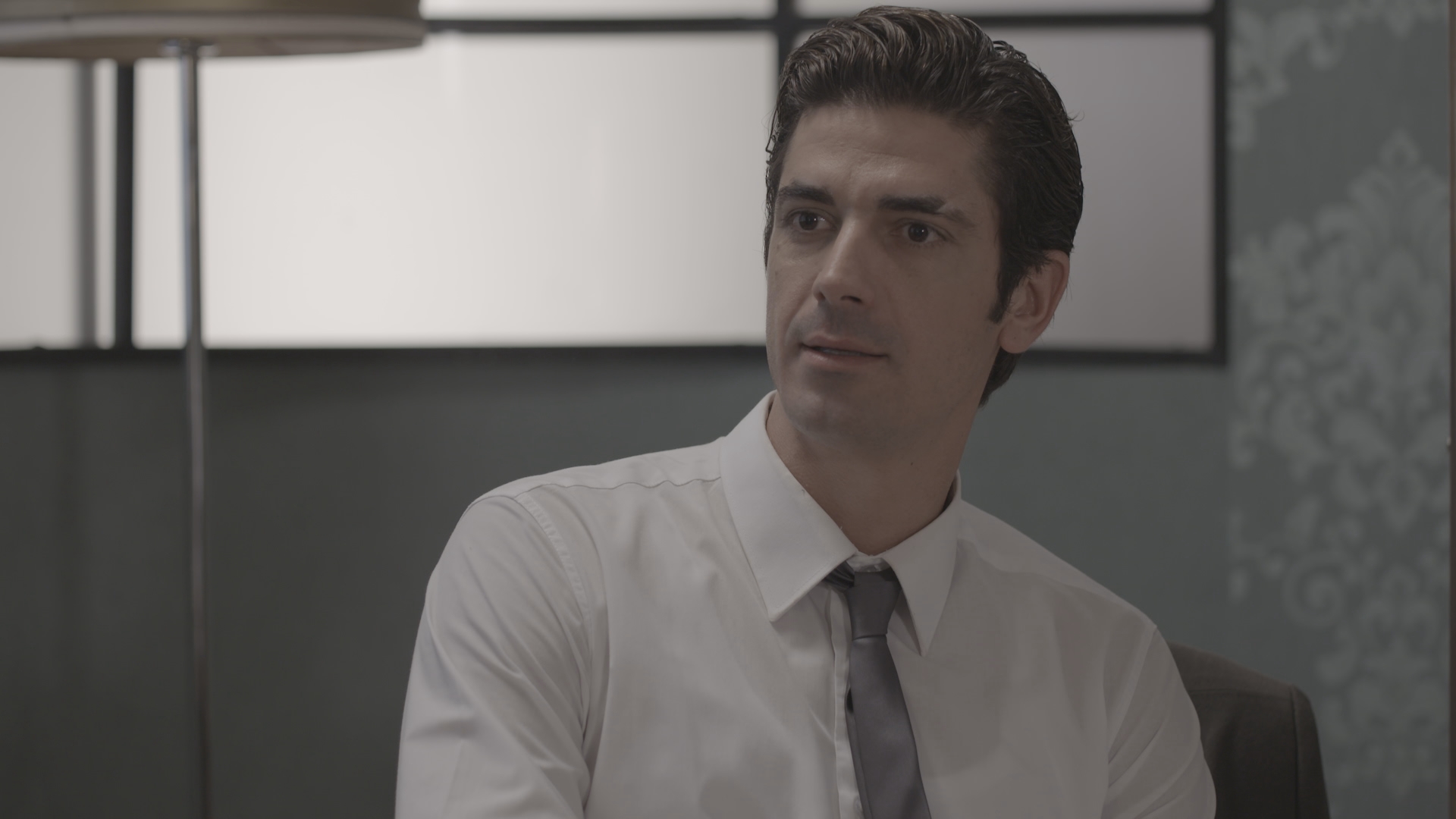 Ο Παράδεισος των κυριών: Ο Ντίνος, έξαλλος με τον Σίμο, του ζητά να ξεκαθαρίσουν κάποια πράγματα μεταξύ τους