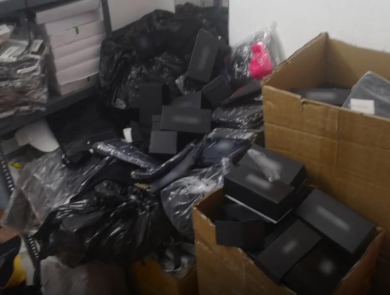 Θεσσαλονίκη: Μετέτρεψαν το σπίτι τους σε αποθήκη με «μαϊμού» προϊόντα – Πάνω από 5,4 εκατ. η ζημία σε εταιρείες