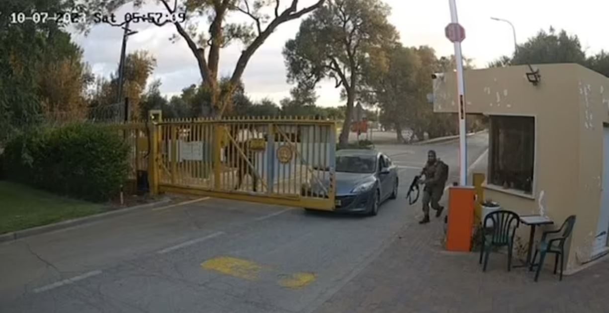 Πόλεμος στο Ισραήλ: Η Χαμάς σκότωσε «πάνω από 100» ανθρώπους μόνο στο κιμπούτς Μπεερί σύμφωνα με ΜΚΟ – Βίντεο