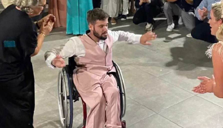 Το ζεϊμπέκικο ενός Αρχάγγελου: Λαρισαίος σε αναπηρικό αμαξίδιο χόρεψε στο γάμο της αδελφής του – Βίντεο