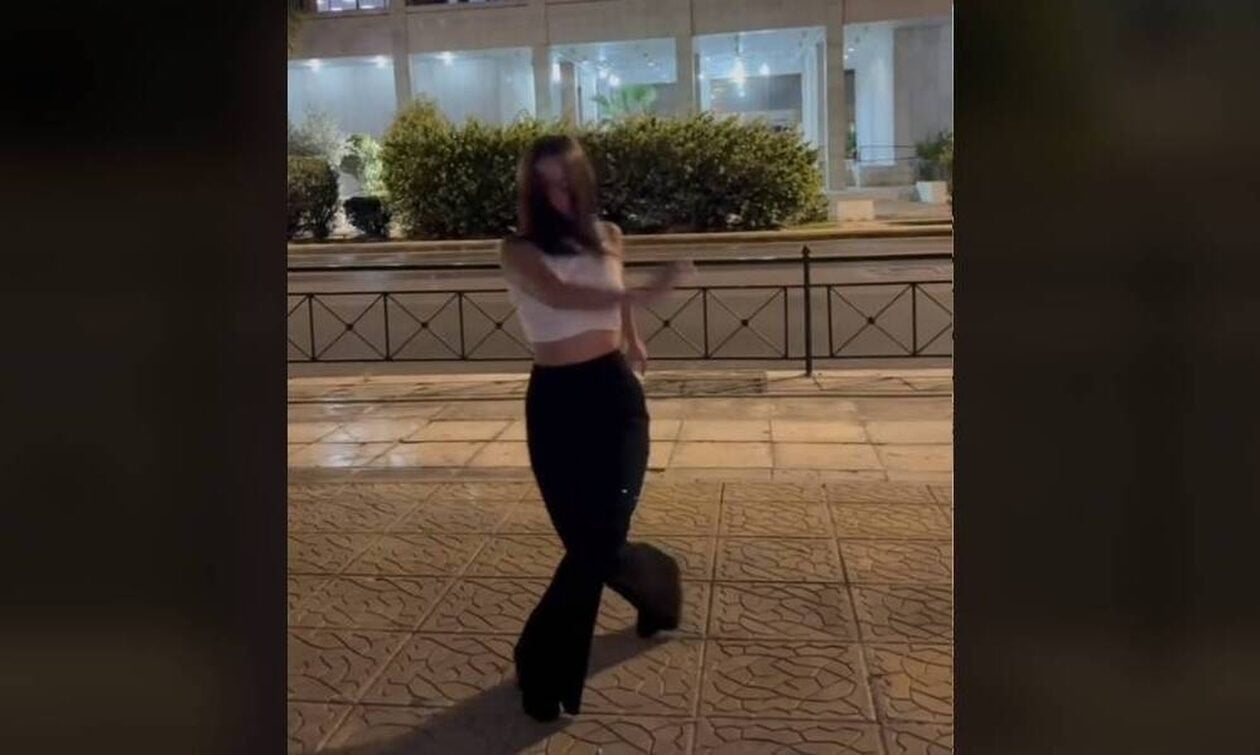 Γυναίκα χόρεψε ζεϊμπέκικο έξω από τη ΓΑΔΑ για να ευχαριστήσει την ΕΛ.ΑΣ. – Βίντεο