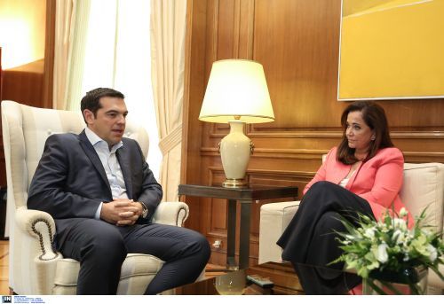 Συνάντηση Τσίπρα με την Ντόρα Μπακογιάννη στη Βουλή