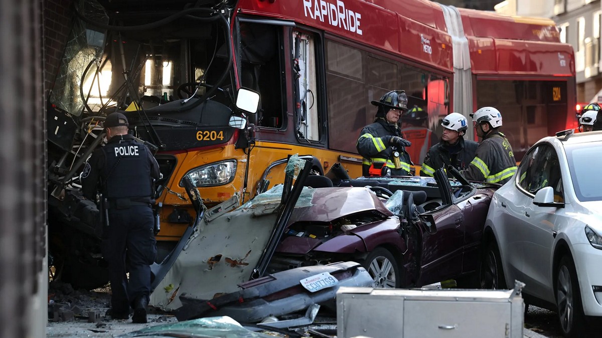 Τραγωδία στην Ουάσινγκτον: Λεωφορείο ενεπλάκη σε τροχαίο στο Σιάτλ – Μία νεκρή και δώδεκα τραυματίες