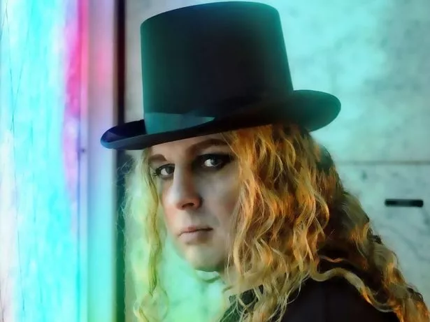 «Είμαι βρυκόλακας, καίγομαι στον ήλιο και πίνω ακόμη και το αίμα μου» – Η ανατριχιαστική ιστορία 43χρονου