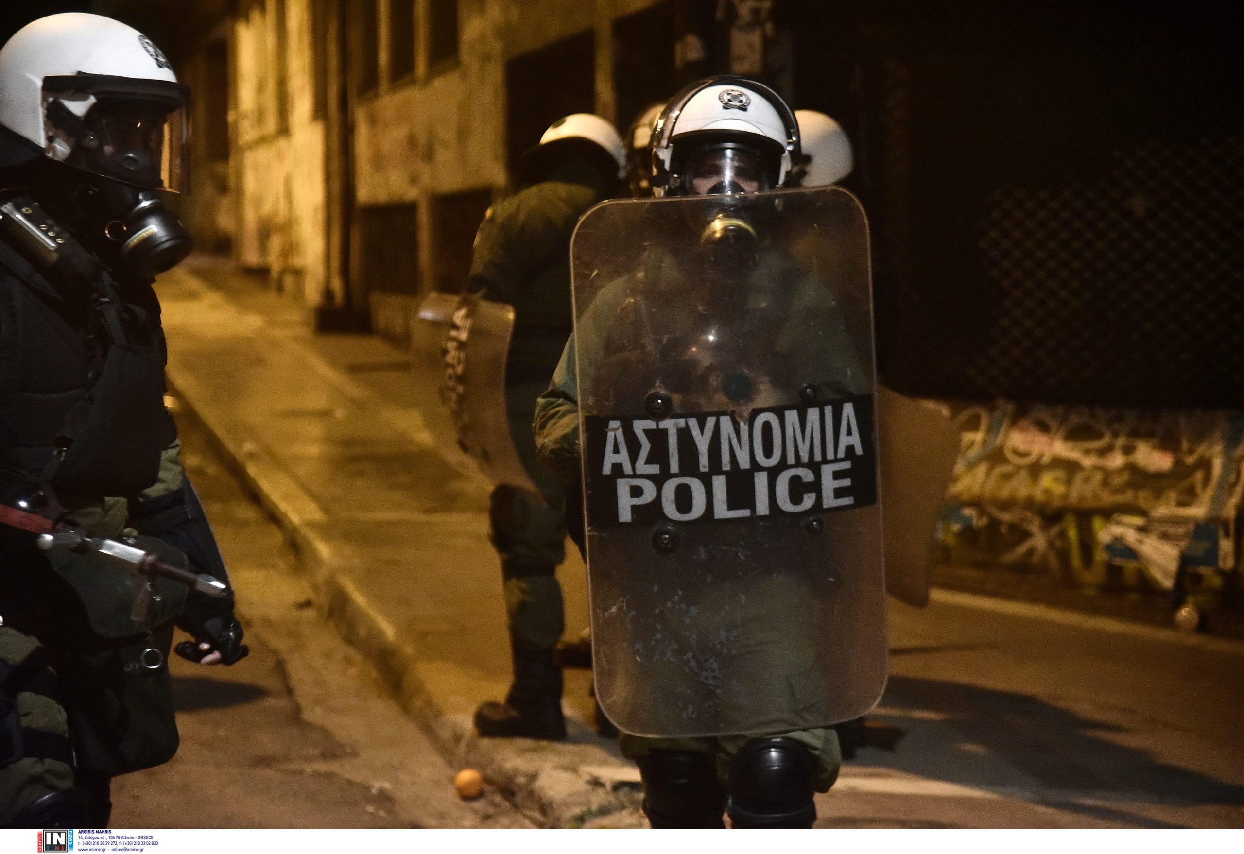 Εξάρχεια: Επίθεση με μολότοφ εναντίον διμοιρίας των ΜΑΤ – Δύο συλλήψεις