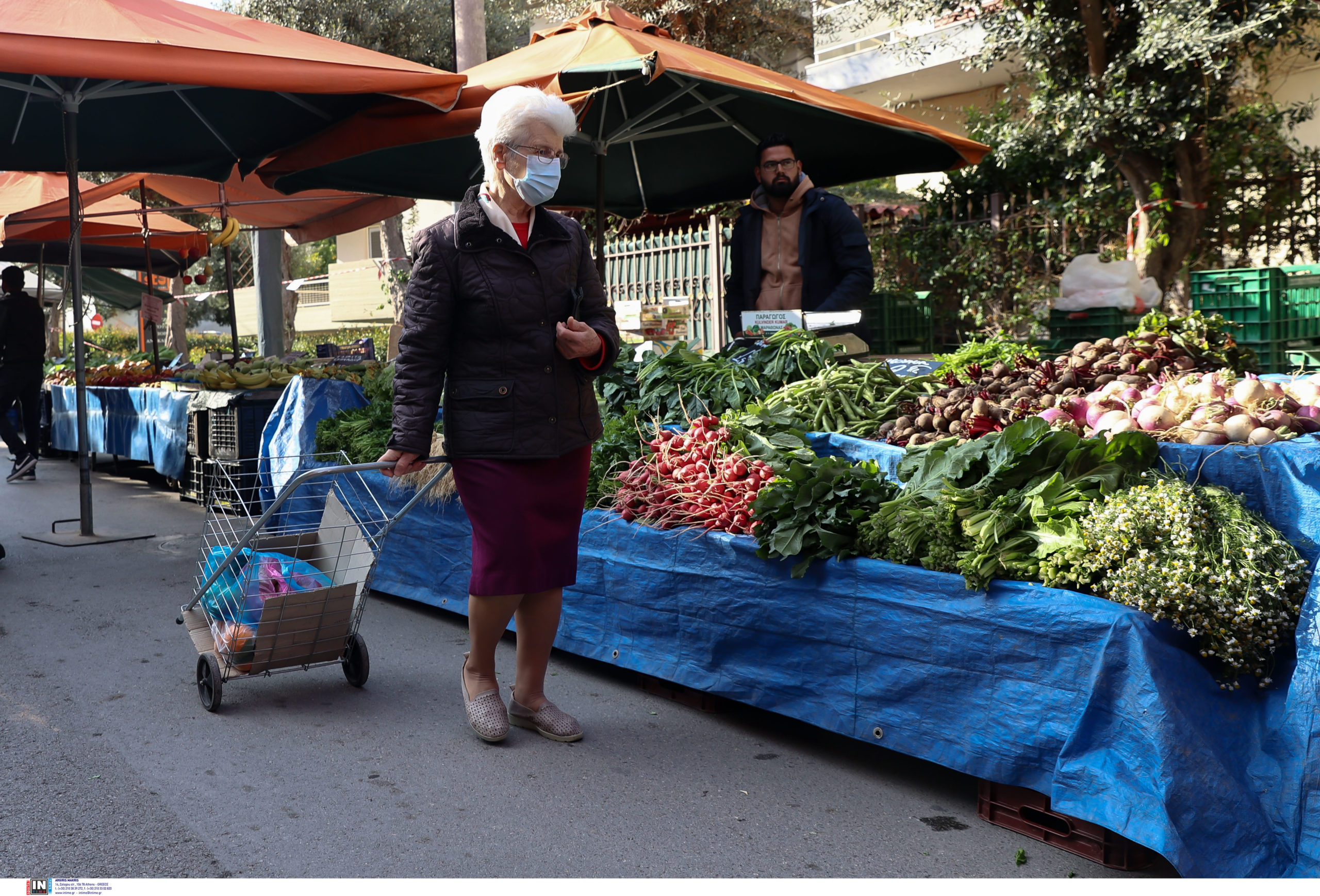 Η ακρίβεια «πάει» και λαϊκή: Τι λένε οι παραγωγοί για τις τιμές και τι απαντά ο Σκρέκας