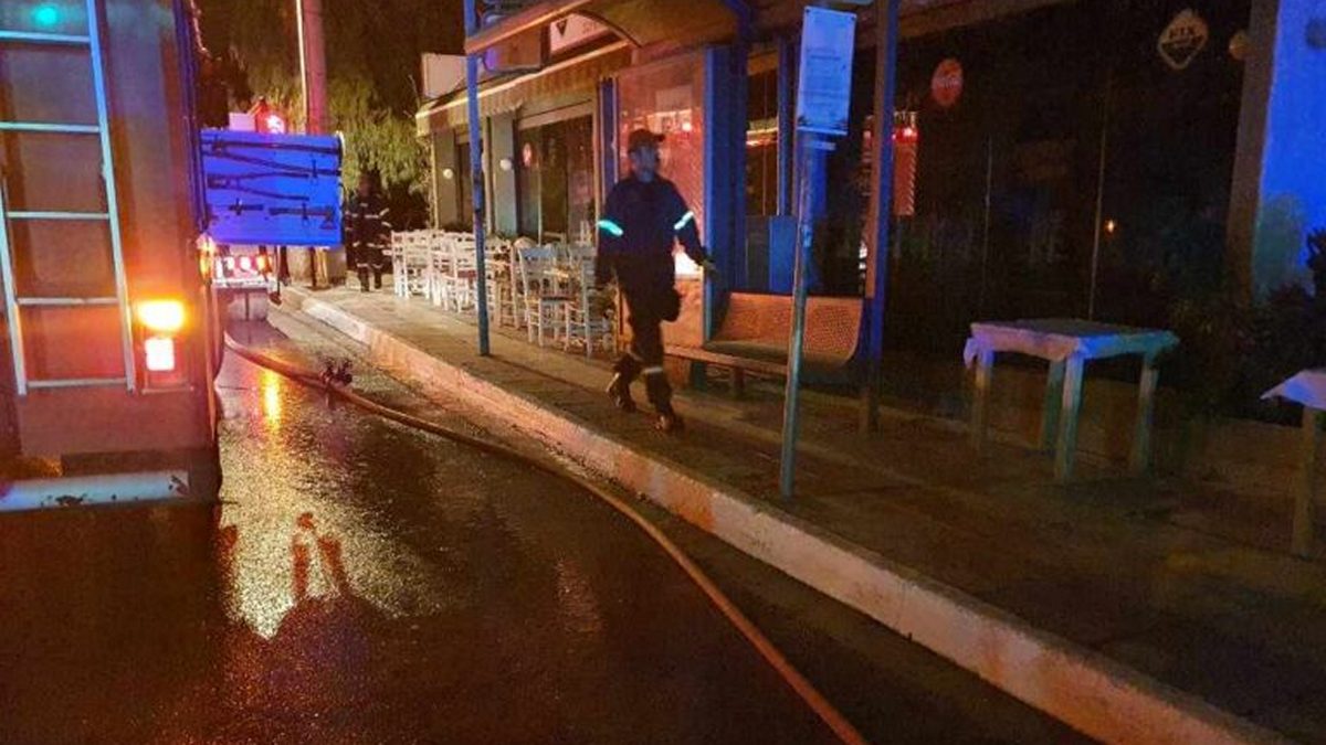 Πεύκη: Εμπρηστική επίθεση σε ψητοπωλείο – Τα πρώτα πλάνα