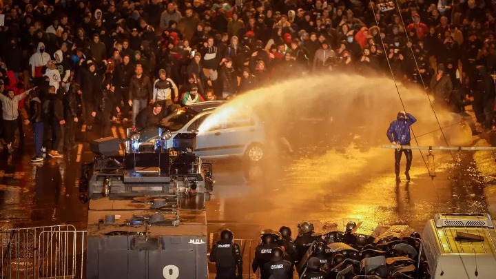 Σόφια: Άγρια επεισόδια μεταξύ οπαδών και αστυνομίας – Ζητούν παραίτηση του προέδρου της Ομοσπονδίας