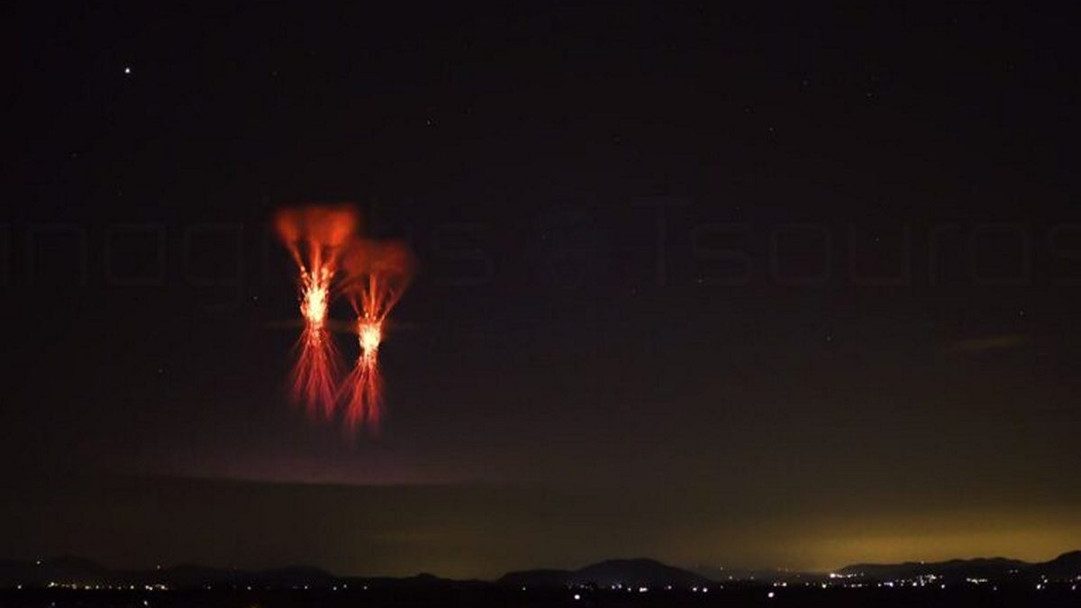 Meteo: Φωτογραφία από σπάνιο κεραυνό στην Ικαρία