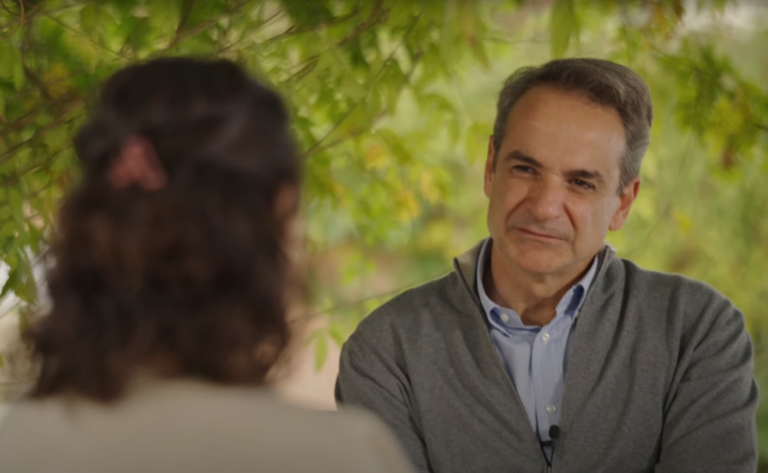 Ο Κυριάκος Μητσοτάκης με θύμα έμφυλης βίας