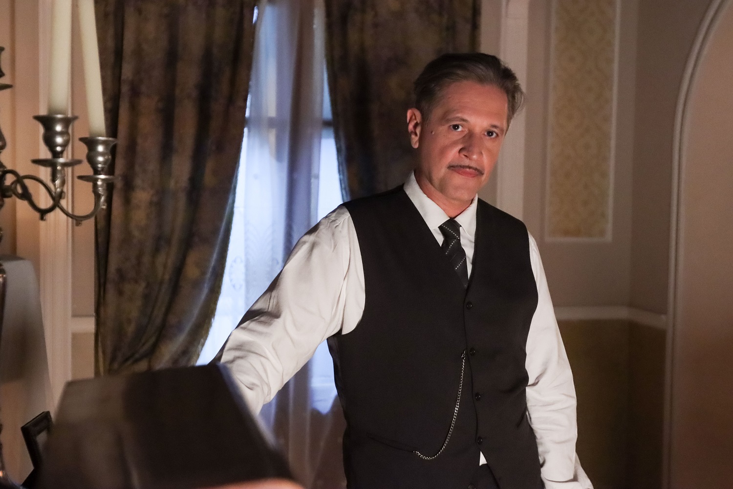 Οι Πανθέοι: Ο Ανδρέας ταράζεται με την εμφάνιση μιας γυναίκας από το παρελθόν του