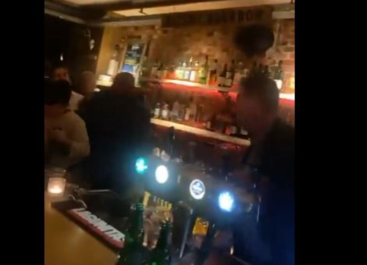 Ολλανδία: Θαμώνας σε μπαρ χτύπησε με μπουκάλι στο κεφάλι τον ηγέτη του ακροδεξιού FvD – Βίντεο