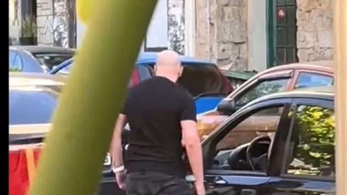 Γουδή: Νταής σηκώνει χέρι σε γυναίκα στη μέση του δρόμου – «Εγώ είμαι θύμα από τη συμπεριφορά της» – ΒΙΝΤΕΟ