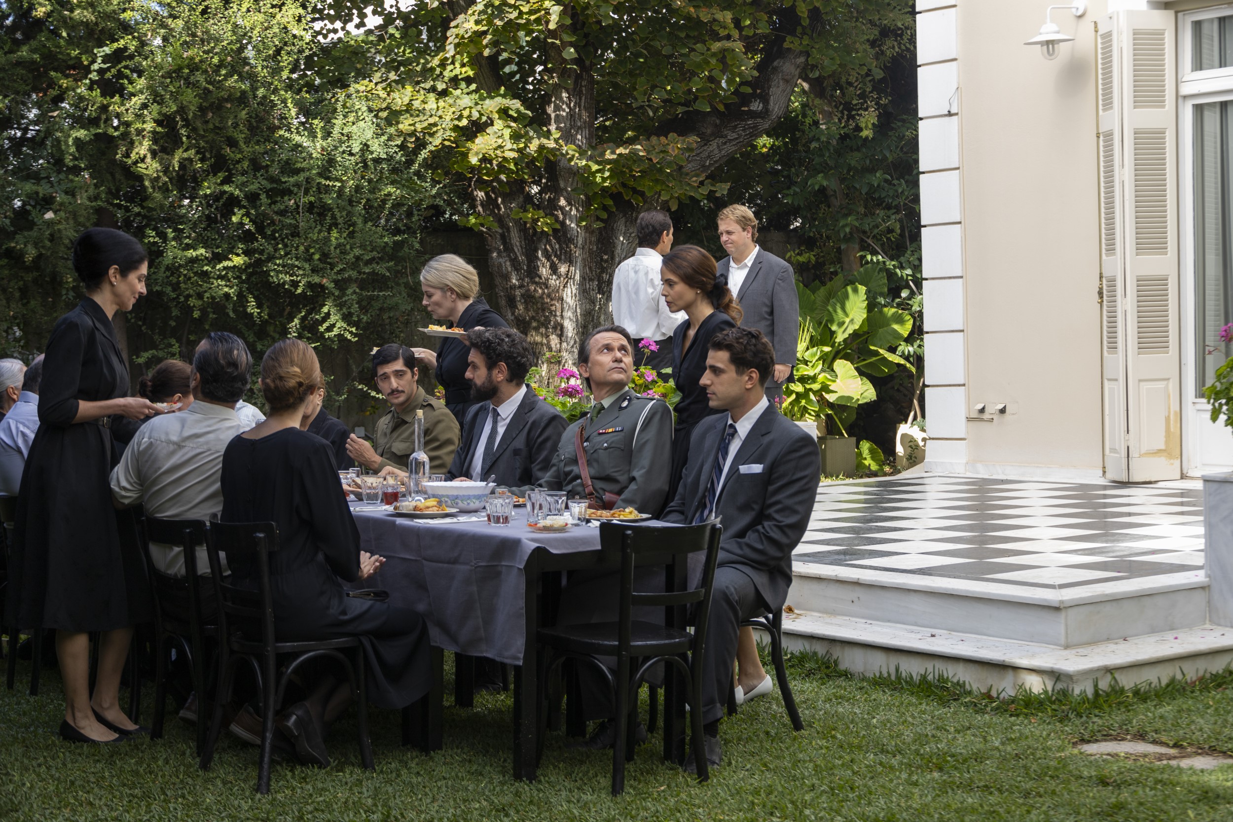 Το προξενιό της Ιουλίας: Η Ιουλία βρίσκει την παλιά φωτογραφία του Ραζίνη – Τι θα δούμε απόψε