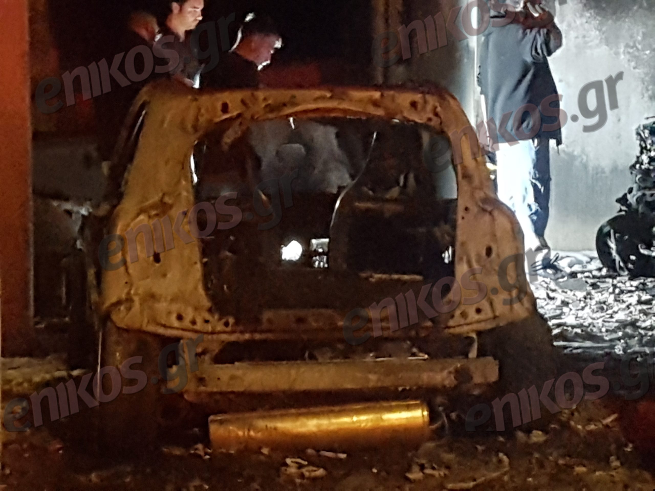 Κάτω Πατήσια: Φωτιά σε πυλωτή πολυκατοικίας – Αναφορές για εμπρησμό σε αυτοκίνητο