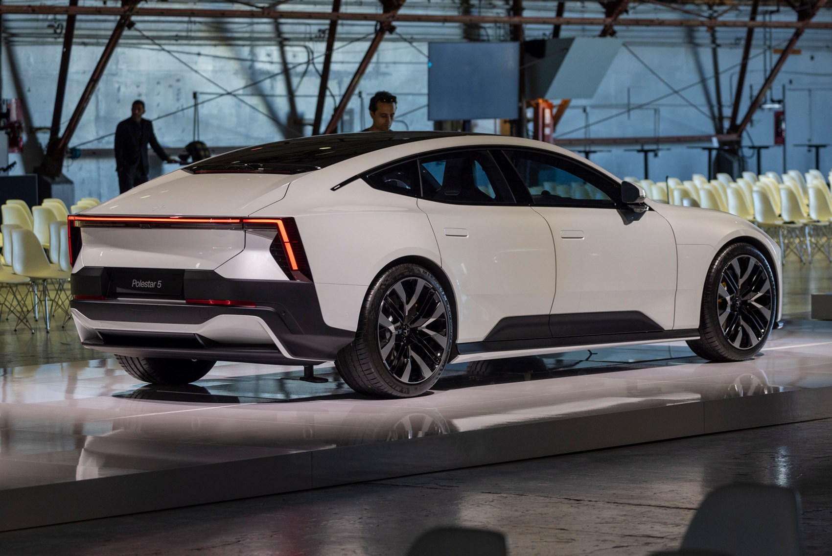 Polestar 5 - ηλεκτρικά αυτοκίνητα: Σε 5΄ ρεύμα για 160 χλμ!