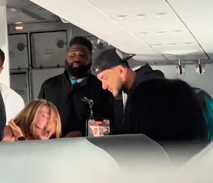 Χαμός σε πτήση: «Είναι δαιμονισμένη, χρειάζεται βοήθεια» – Γυναίκα προκάλεσε πανικό σε αεροπλάνο