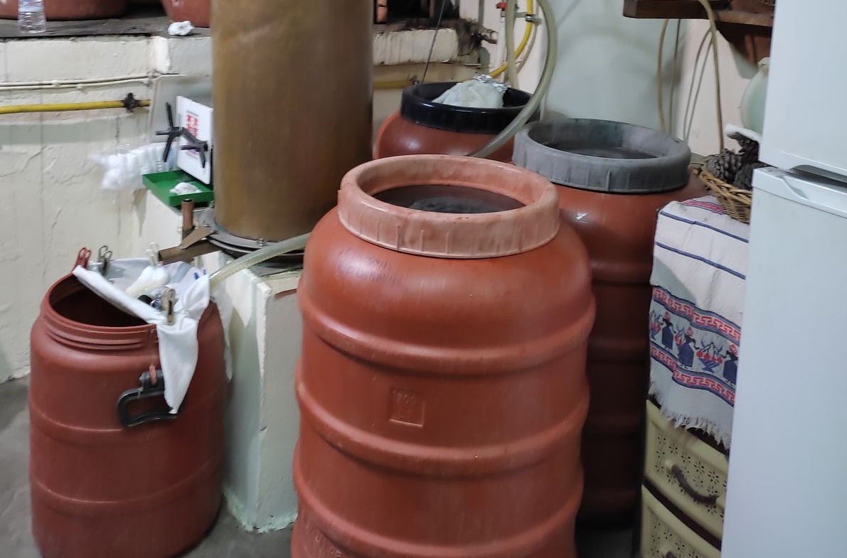 ΑΑΔΕ: Κατασχέθηκαν 23 χιλιάδες λίτρα παράνομης και επικίνδυνης τσικουδιάς στο Ηράκλειο – ΦΩΤΟ