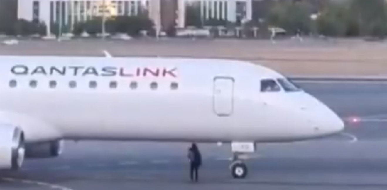 αεροπλάνο γυναίκα εισέβαλε πίστα αεροδρομίου Αυστραλία
