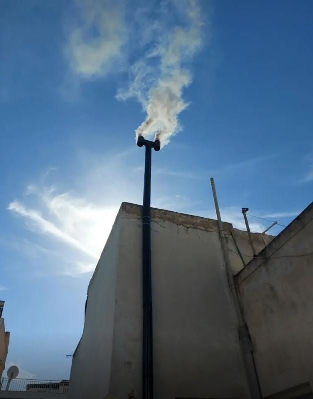Αγία Βαρβάρα: Ντουμάνι στη γειτονιά - Σπείρα καίει σε σόμπα ναρκωτικά, μόλις εισβάλλει η ΟΠΚΕ 7