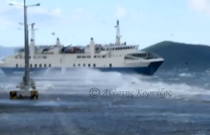 Αίγινα: Μάχη με τα κύματα και τους ανέμους δίνει πλοίο της γραμμής – Προσπαθούσε επί μια ώρα να δέσει στο λιμάνι – ΒΙΝΤΕΟ