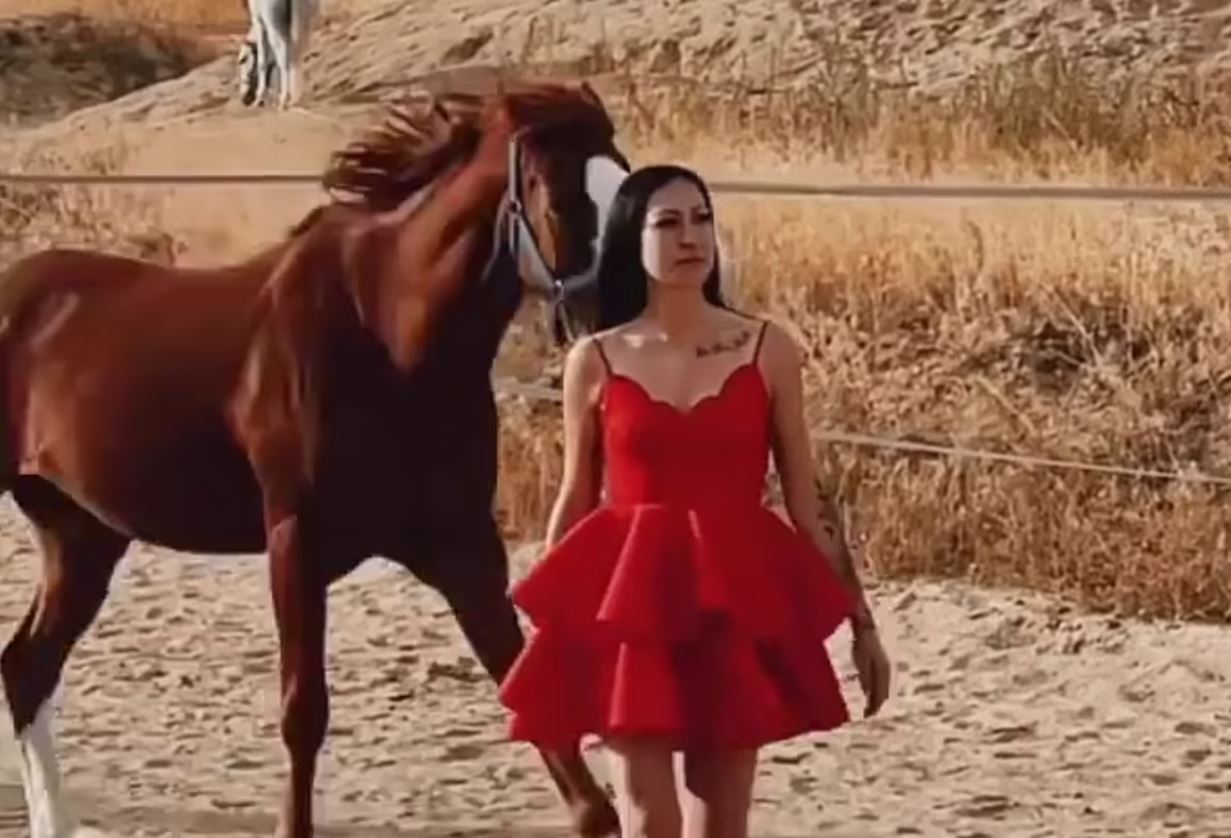 Βίντεο: Η επική αποτυχία μιας Influencer – Ήθελε να φωτογραφηθεί ανάμεσα σε άλογα που τρέχουν