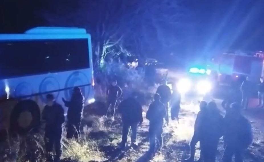 Αρκαδία: Συγκλονίζει η επιβάτιδα του λεωφορείου που «κρεμάστηκε» στον γκρεμό – «Σκέφτηκα ότι πεθαίνω»