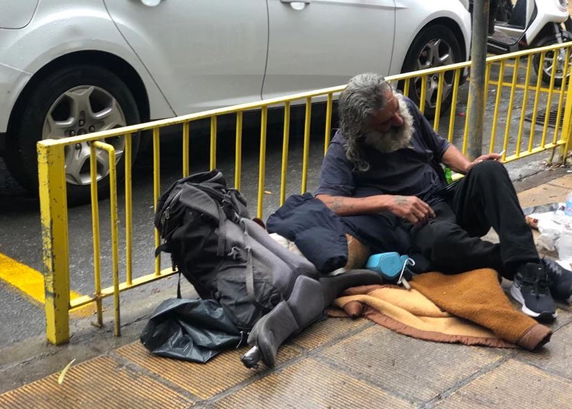 Ηράκλειο: Άστεγος έβγαλε το μπουφάν του στη βροχή, για να σκεπάσει το σκυλί του