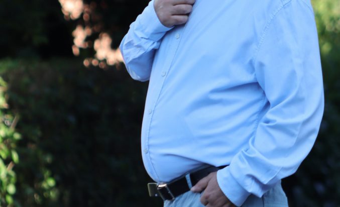 Με ποια νόσο συνδέεται το κοιλιακό λίπος στη μέση ηλικία – Ποιοι κινδυνεύουν