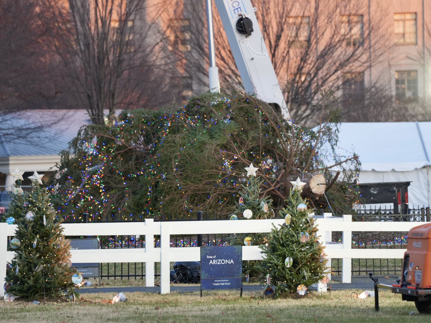 ΗΠΑ: Το χριστουγεννιάτικο δέντρο μπροστά από τον Λευκό Οίκο δεν άντεξε τους ισχυρούς ανέμους – ΒΙΝΤΕΟ από την πτώση