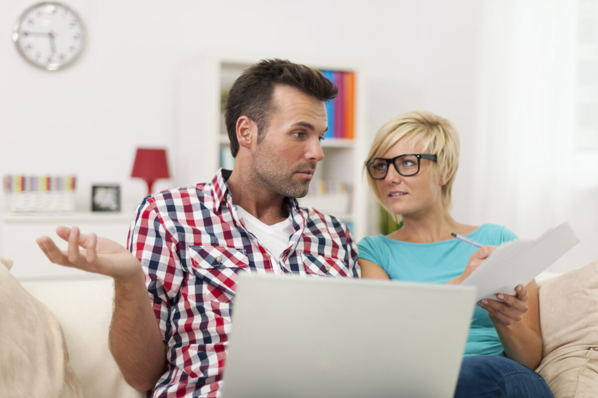 Πώς να μιλήσετε για χρήματα στον σύντροφό σας – 4 συμβουλές για να αποφύγετε την καταστροφή