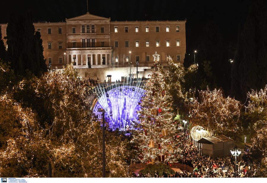 Αθήνα: Δείτε φωτογραφίες από την φωταγώγηση του εντυπωσιακού χριστουγεννιάτικου δέντρου στην πλατεία Συντάγματος