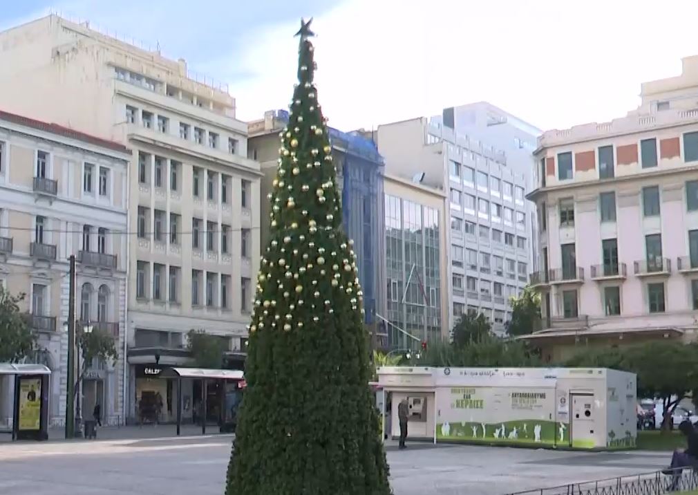 Αθήνα: Επιτήδειοι έκλεψαν στολίδια από 24 χριστουγεννιάτικα δέντρα – «Αντιμετωπίζουμε κάθε χρόνο το φαινόμενο»