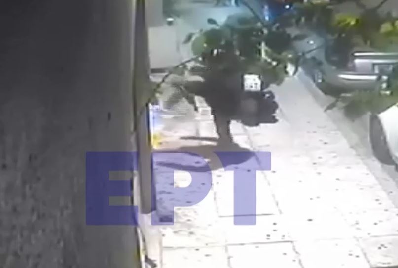 Νέα Σμύρνη: Καρέ καρέ διάρρηξη σε ψητοπωλείο – Έσπασε την πόρτα και άρπαξε χρήματα και τάμπλετ