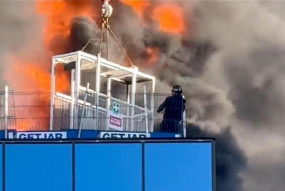 Βίντεο: Συγκλονιστική διάσωση από φλεγόμενο κτίριο - Χειριστής γερανού  απεγκλώβισε εργάτη