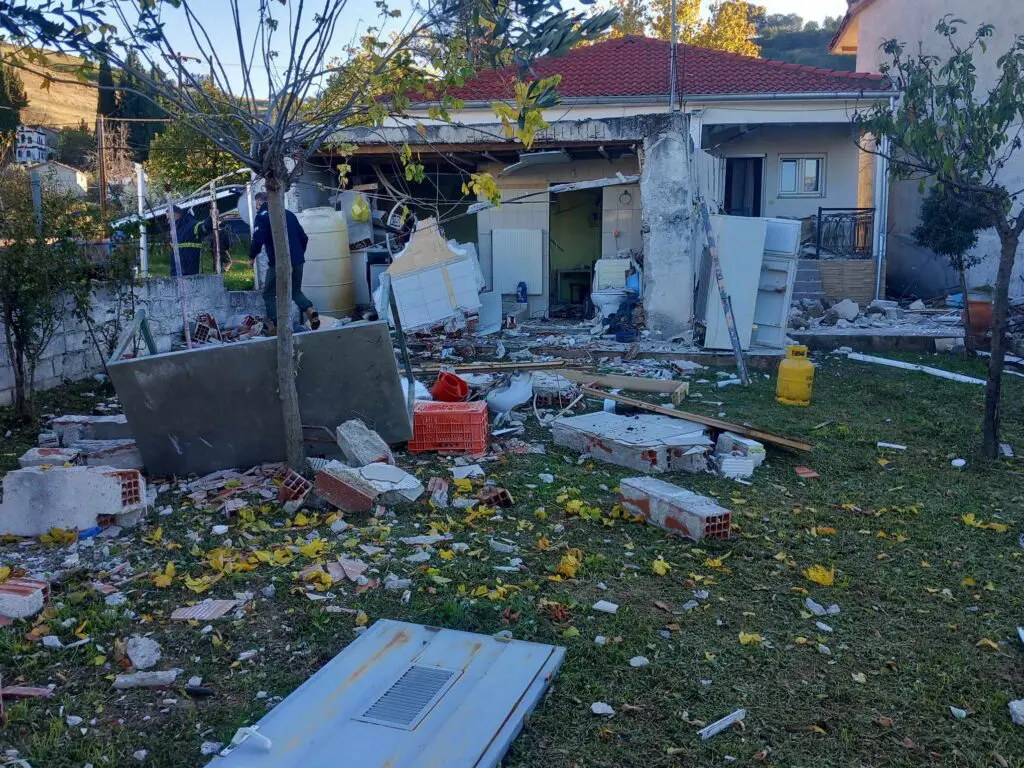 Έκρηξη «γκρέμισε» σπίτι στα Τρίκαλα – Στο νοσοκομείο σοβαρά τραυματισμένος ένας ηλικιωμένος – ΦΩΤΟ