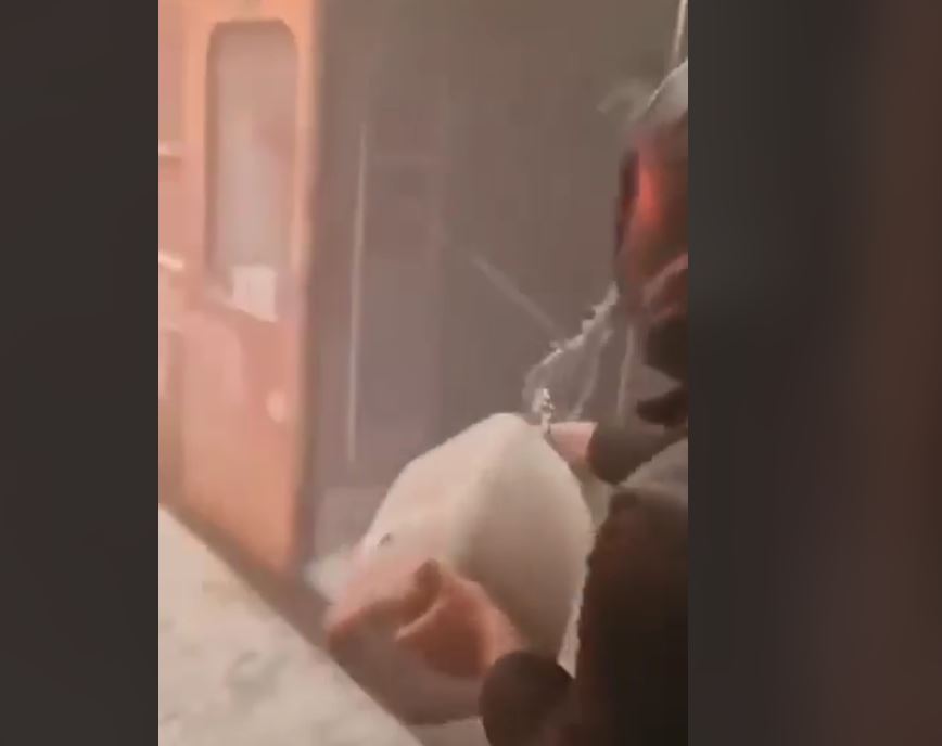 Επεισόδια στο Μοναστηράκι: Γνώριμος στις Αρχές ο 29χρονος που φαίνεται σε βίντεο να ρίχνει βενζίνη σε συρμό του ΗΣΑΠ