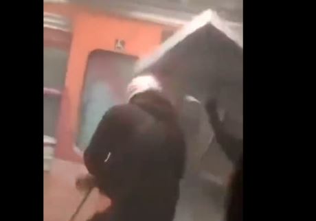 Μοναστηράκι: Σοβαρά επεισόδια στο σταθμό του μετρό – Πετούσαν πέτρες και βενζίνη – «Καψ’ τε τους» – ΒΙΝΤΕΟ